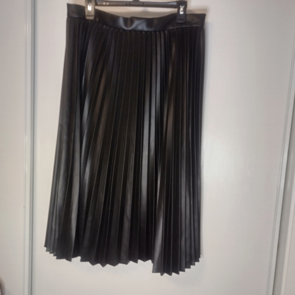 BROOKS BROTHERS Black Faux Leather Pleated Skirt size 16
